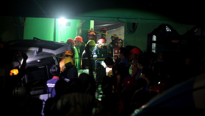Pencarian Korban, 38 Santri Diduga Masih Terjebak Reruntuhan Musala Ponpes Al Khoziny Foto udara bangunan mushalla yang ambruk di Pondok Pesantren (Ponpes) Al Khoziny di Kecamatan Buduran, Sidoarjo, Jawa Timur, Selasa (30/9/2025). Badan SAR Nasional (Basarnas) melaporkan bahwa 38 santri masih diperkirakan terjebak di bawah reruntuhan mushalla yang ambruk dari total sekitar 140 santri yang menjadi korban, 102 di antaranya telah berhasil dievakuasi dan tiga orang meninggal dunia. ANTARA FOTO/Umarul Faruq
