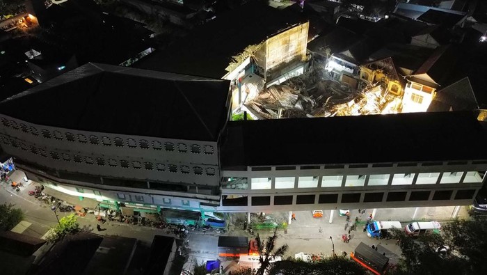Foto udara bangunan mushalla yang ambruk di Pondok Pesantren (Ponpes) Al Khoziny di Kecamatan Buduran, Sidoarjo, Jawa Timur, Selasa (30/9/2025). Badan SAR Nasional (Basarnas) melaporkan bahwa 38 santri masih diperkirakan terjebak di bawah reruntuhan mushalla yang ambruk dari total sekitar 140 santri yang menjadi korban, 102 di antaranya telah berhasil dievakuasi dan tiga orang meninggal dunia. ANTARA FOTO/Umarul Faruq