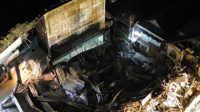 Pencarian Korban, 38 Santri Diduga Masih Terjebak Reruntuhan Musala Ponpes Al Khoziny Foto udara bangunan mushalla yang ambruk di Pondok Pesantren (Ponpes) Al Khoziny di Kecamatan Buduran, Sidoarjo, Jawa Timur, Selasa (30/9/2025). Badan SAR Nasional (Basarnas) melaporkan bahwa 38 santri masih diperkirakan terjebak di bawah reruntuhan mushalla yang ambruk dari total sekitar 140 santri yang menjadi korban, 102 di antaranya telah berhasil dievakuasi dan tiga orang meninggal dunia. ANTARA FOTO/Umarul Faruq