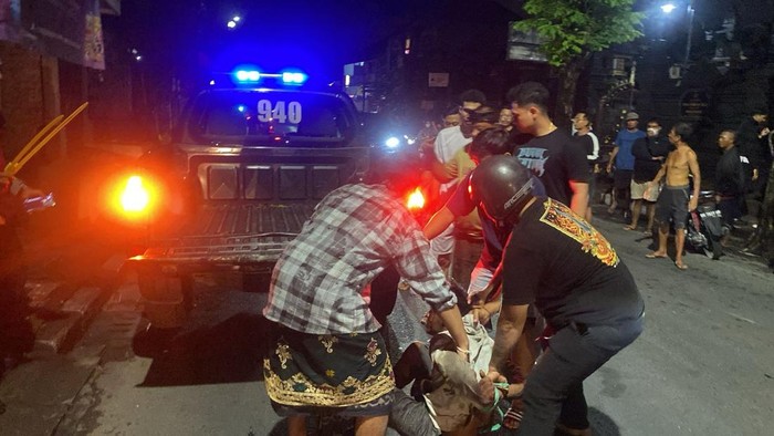 Pencuri genta di sebuah pura di wilayah Kerobokan, Kuta Utara, saat diamankan polisi ke Polsek Kuta Utara, Rabu (1/10/2025) dini hari. (Foto: Dok Polres Badung)