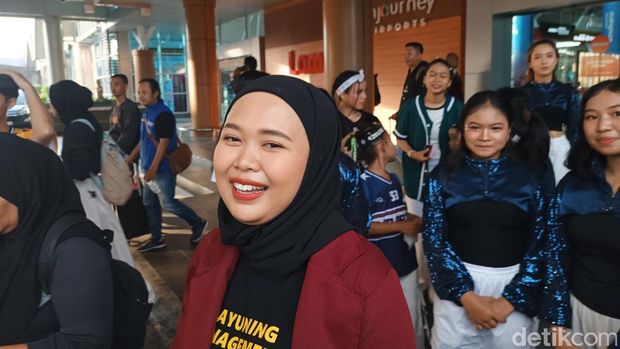 Pengelola Hayuning Manajemen, Rahajeng Puspita Yuniarvi, bersama para penari yang dijadwalkan menyambut Marc Marquez di Bandara Lombok, Rabu (1/10/2025). (Foto: Edi Suryansyah/detikBali)
