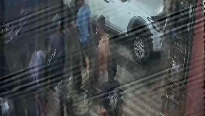 Rekaman CCTV Erik dikeroyok dan ditodong pistol oleh pria ngaku polisi di Jambi
