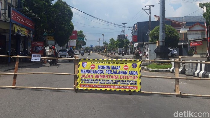 Jalan Pandanaran arah Simpang Siaga ditutup di simpang Susu Murni, Boyolali, Rabu (1/10/2025).