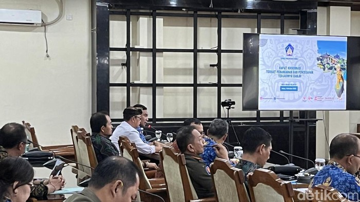 Penyampaian dari Dinas PUPR Denpasar saat rapat bersama DPRD Bali membahas pencegahan banjir, Rabu (1/10/2025). (Rizki Setyo)