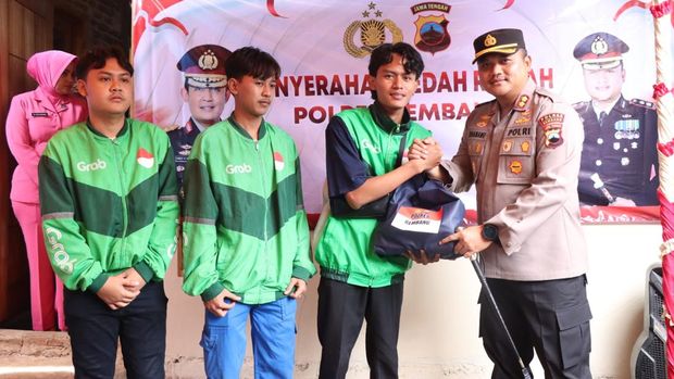 Polres Rembang saat menyalurkan bantuan Bedah Rumah Polri dan bansos kepada warga RT 06 RW 02, Desa Narukan, Kecamatan Kragan, Juri.
