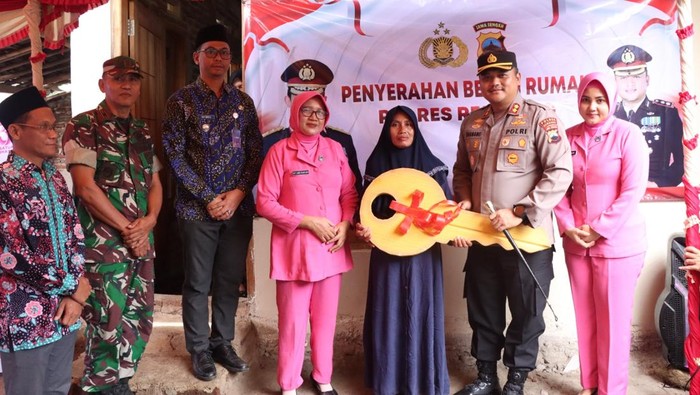 Polres Rembang saat menyalurkan bantuan Bedah Rumah Polri dan bansos kepada warga RT 06 RW 02, Desa Narukan, Kecamatan Kragan, Juri.