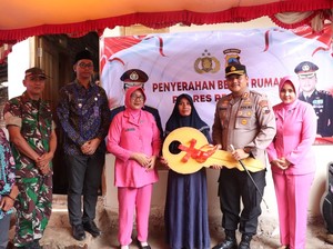 Polres Rembang Serahkan Rumah Bantuan dan Bansos ke Warga Kragan
