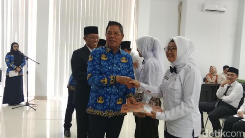 Penyerahan SK PPPK Tahap II, oleh Bupati Lombok Timur Haerul Warisin, Rabu (1/10/2025)