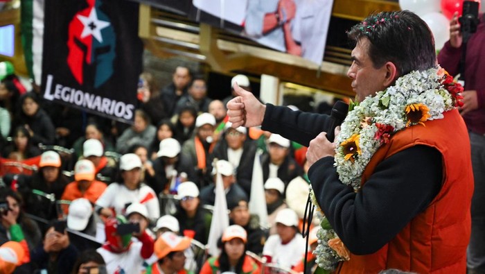 Kandidat dari Partai Demócrata Cristiano (PDC), Rodrigo Paz, meresmikan rumah kampanye barunya di El Alto, Bolivia, Selasa (30/9/2025). Peresmian ini dilakukan menjelang pemilihan putaran kedua sebagai langkah untuk memperkuat basis dukungan di salah satu kota terbesar dan paling berpengaruh di Bolivia. REUTERS/Claudia Morales