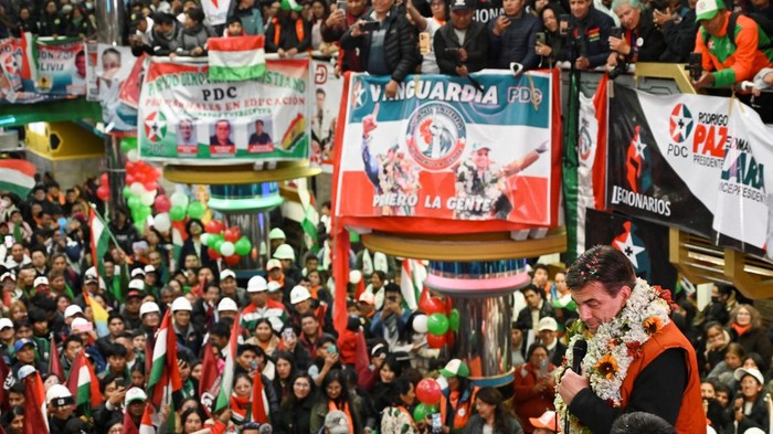 Perkuat Dukungan, Rodrigo Paz Buka Rumah Kampanye di El Alto Kandidat dari Partai DemΓ³crata Cristiano (PDC), Rodrigo Paz, meresmikan rumah kampanye barunya di El Alto, Bolivia, Selasa (30/9/2025). Peresmian ini dilakukan menjelang pemilihan putaran kedua sebagai langkah untuk memperkuat basis dukungan di salah satu kota terbesar dan paling berpengaruh di Bolivia. REUTERS/Claudia Morales
