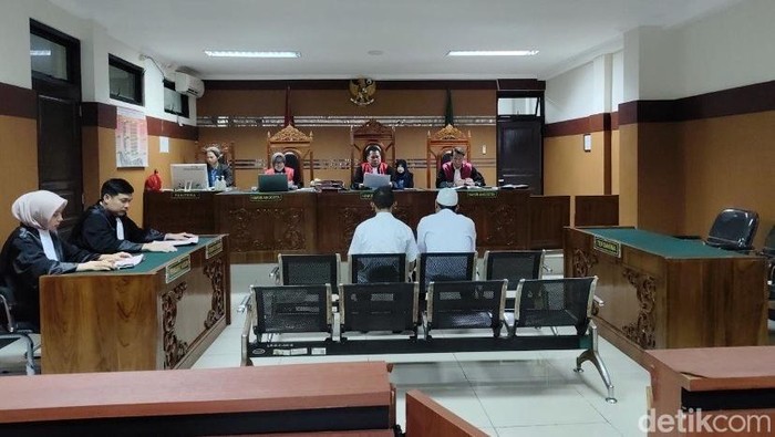 Persidangan kasus penyiraman air keras ibu dan anak di Sukabumi