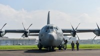 Kru pesawat Hercules TNI Angkatan Udara memasuki pesawat sebelum latihan dalam persiapan HUT TNI ke-80 di Bandara Husein Sastranegara, Bandung, Jawa Barat, Rabu (1/10/2025). ANTARA FOTO/Raisan Al Farisi