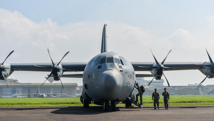 Pesawat Hercules TNI Angkatan Udara lepas landas saat latihan dalam persiapan HUT TNI ke-80 di Bandara Husein Sastranegara, Bandung, Jawa Barat, Rabu (1/10/2025). Sebanyak 29 unit pesawat angkut dari TNI AU, TNI AD dan TNI AL dipersiapkan untuk terbang formasi dalam rangka persiapan HUT ke-80 TNI pada 5 Oktober 2025. ANTARA FOTO/Raisan Al Farisi
