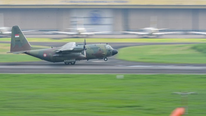 Pesawat Hercules TNI AU Latihan di Bandung Jelang HUT ke-80 TNI Pesawat Hercules TNI Angkatan Udara lepas landas saat latihan dalam persiapan HUT TNI ke-80 di Bandara Husein Sastranegara, Bandung, Jawa Barat, Rabu (1/10/2025). Sebanyak 29 unit pesawat angkut dari TNI AU, TNI AD dan TNI AL dipersiapkan untuk terbang formasi dalam rangka persiapan HUT ke-80 TNI pada 5 Oktober 2025. ANTARA FOTO/Raisan Al Farisi