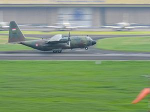 Pesawat Hercules TNI AU Latihan di Bandung Jelang HUT ke-80 TNI