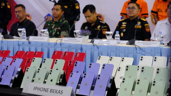Petugas Bea Cukai Batam menggagalkan penyelundupan ratusan iPhone bekas senilai Rp 3, 2 miliar. (Dok Bea Cukai Batam)