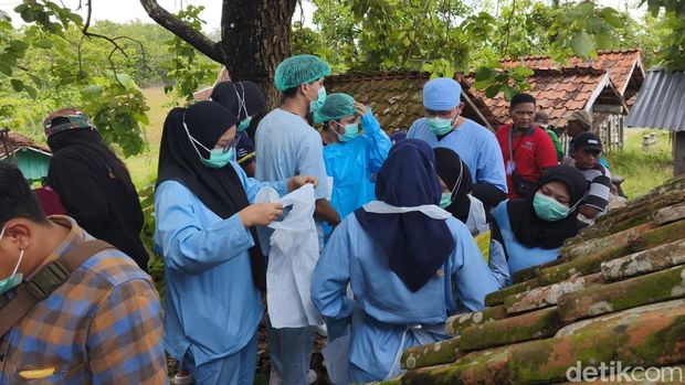 Petugas melaksanakan proses ekshumasi makam warga bernama Alif di Grobogan.
