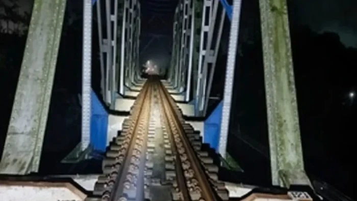 Petugas melakukan pemeriksaan jembatan di petak jalan Singojuruh-Rogojampi  Kabupaten Banyuwangi pada Rabu (1/10) dini hari sesaat setelah terjadi gempa bumi pada Selasa (30/9/2025) pukul 23.49 WIB.