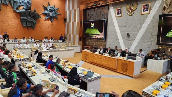 Pimpinan DPR RI bersama Komisi V menggelar rapat dengan Asosiasi Pengemudi Logistik dan Menhub Dudy Purwagandi