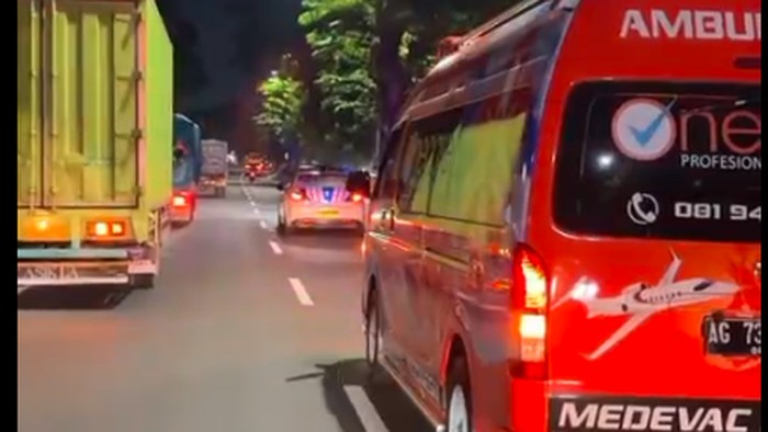 Polantas mengawal masyarakat