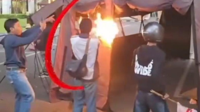 Polda DIY unggah video aktivis BEM KM UNY bakar tenda saat demo.