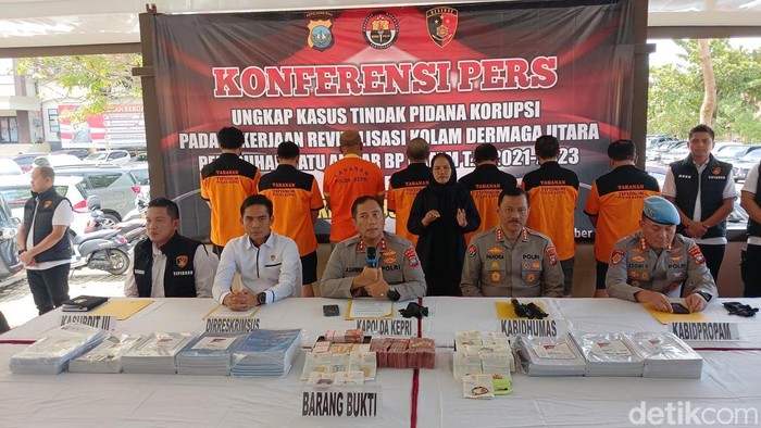 -Polda Kepri menetap 7 orang tersangka kasus dugaan korupsi revitalisasi Pelabuhan Batu Ampar tahun anggaran 2021-2023.(Alamudin Hamapu/detikSumut)