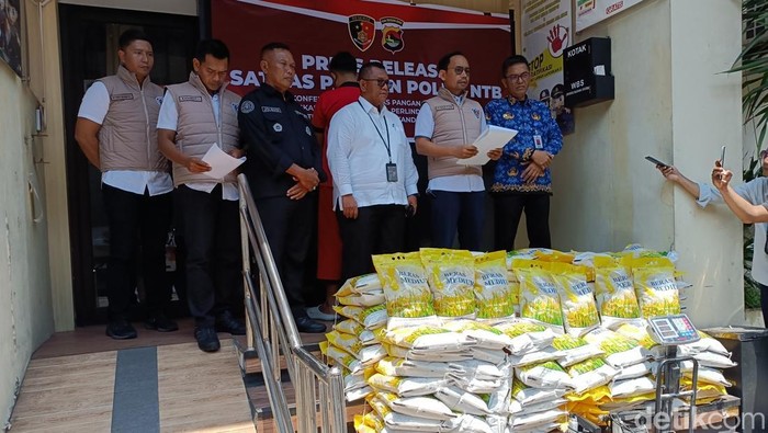 Polda NTB menggelar konferensi pers penyerahan tersangka dan barang bukti kasus pengoplosan beras, di depan Gedung Ditreskrimsus Polda NTB, Rabu (1/10/2025).