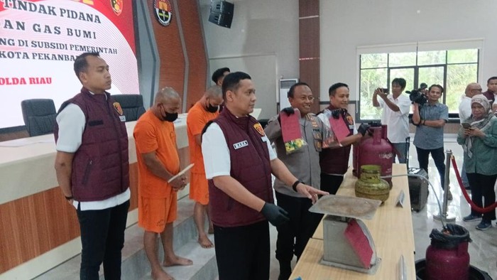 Polda Riau membongkar pabrik gas oplosan di Kota Pekanbaru dan menangkap dua tersangka, Rabu (1/10/2025).