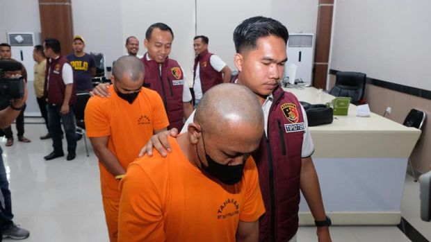 Polda Riau membongkar pabrik oplosan gas dan menangkap dua tersangka di Kota Pekanbaru, Selasa (30/9/2025).