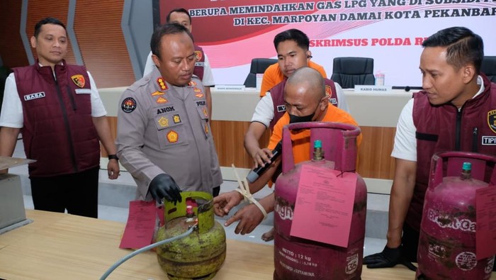 Polda Riau membongkar pabrik oplosan gas dan menangkap dua tersangka di Kota Pekanbaru, Selasa (30/9/2025).