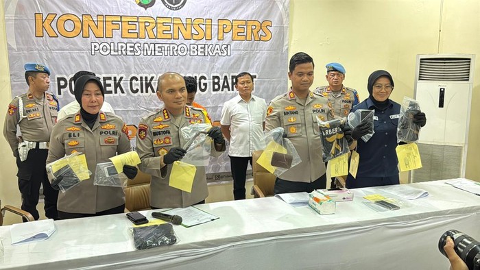 Polisi menangkap pria yang membunuh teman sesama barber di Cikarang Barat, Kabupaten Bekasi, Rabu (1/10/2025).