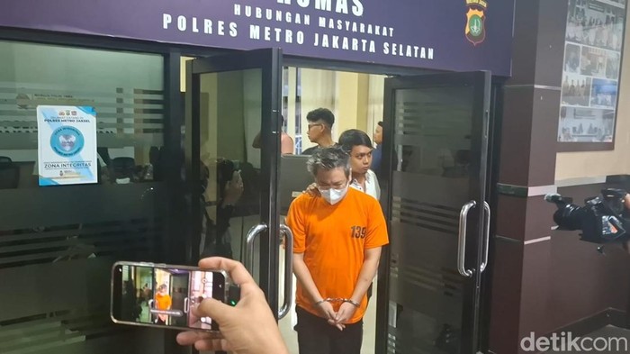 Polisi mengungkap konsultan hukum predator seks anak di apartemen kawasan Kalibata, Jakarta Selatan, juga mengajak korban menonton video porno. (Rizky AM/detikcom)