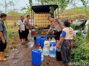 Polisi Pasuruan Modif Mobil Patroli untuk Pasok Air Bersih di Medan Sulit