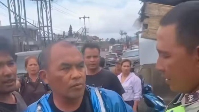 Potongan video pelaku penjambretan (jaket biru) di Desa Pancasari, Buleleng, Selasa (30/9/2025).