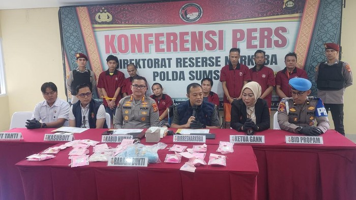 Polisi saat menjelaskan penangkapan tersangka narkoba di Sumsel