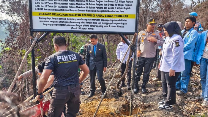 Polres Kampar memasang 32 plang peringatan larangan aktivitas di 8 titik bekas karhutla, Rabu (1/10/2025).