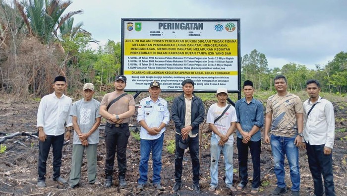 Polres Meranti bersama perangkat desa memasang plang larangan aktivitas di lahan eks karhutla.