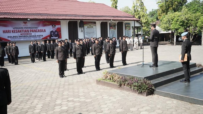 Polres Probolingggo Kota beri penghargaan ke personel