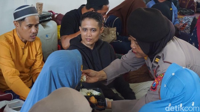 Polwan Polresta Sidoarjo memberikan trauma healing kepada keluarga santri korban bangunan ambruk di Ponpes Al Khoziny, Buduran, Sidoarjo.