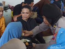 Polwan Beri Trauma Healing Keluarga Korban Ponpes Ambruk di Sidoarjo