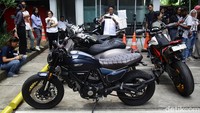 Deretan kendaraan sitaan kasus dugaan pemerasan Kemnaker terparkir di Gedung KPK sebelum dipindahkan ke Rupbasan untuk penyimpanan resmi. Adapun kasus pemerasan pengurusan sertifikasi K3 di Kemnaker telah berlangsung sejak 2019. Uang pengurusan yang seharusnya cuma Rp 275 ribu melonjak menjadi Rp 6 juta.