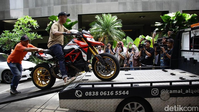Petugas membawa kendaraan roda dua dan roda empat ke atas mobil towing di halaman Gedung KPK, Jakarta, Rabu (1/10/2025).  Sebanyak  25 mobil dan 7 motor dipindahkan dari gedung KPK ke Rumah Penyimpanan Benda Sitaan Negara (Rupbasan) KPK di Cawang.  Barang sitaan terkait kasus pemerasan K3 di Kementerian Ketenagakerjaan (Kemnaker) dengan salah satu tersangka yakni mantan Wakil Menteri  Immanuel Ebenezer (Noel).