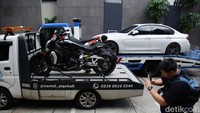 Suasana pemindahan barang bukti sitaan di halaman Gedung KPK. KPK mengatakan dari selisih biaya yang dibayarkan oleh para pihak pengurus sertifikat K3 dengan biaya yang seharusnya, uang tersebut mengalir ke beberapa pihak. Totalnya mencapai Rp 81 miliar. Dari Rp 81 miliar tersebut, Rp 69 miliar di antaranya mengalir ke Irvian Bobby Mahendro selaku Koordinator Bidang Kelembagaan dan Personil K3 tahun 2022-2025.
