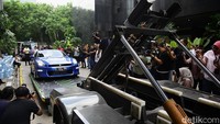 Petugas KPK mengangkut mobil sitaan ke atas towing di halaman Gedung KPK, Jakarta, Rabu (1/10/2025). Total 25 mobil dipindahkan ke Rupbasan Cawang.