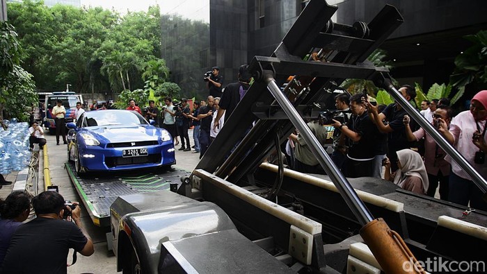 Petugas membawa kendaraan roda dua dan roda empat ke atas mobil towing di halaman Gedung KPK, Jakarta, Rabu (1/10/2025).  Sebanyak  25 mobil dan 7 motor dipindahkan dari gedung KPK ke Rumah Penyimpanan Benda Sitaan Negara (Rupbasan) KPK di Cawang.  Barang sitaan terkait kasus pemerasan K3 di Kementerian Ketenagakerjaan (Kemnaker) dengan salah satu tersangka yakni mantan Wakil Menteri  Immanuel Ebenezer (Noel).