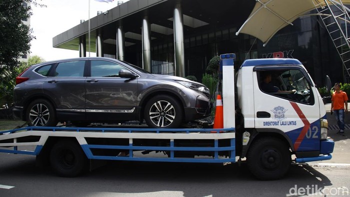 Potret 32 Kendaraan Kasus Pemerasan Kemnaker Dipindah ke Rupbasan Petugas membawa kendaraan roda dua dan roda empat ke atas mobil towing di halaman Gedung KPK, Jakarta, Rabu (1/10/2025).Β Β SebanyakΒ 25 mobil dan 7 motor dipindahkan dari gedung KPK keΒ Rumah Penyimpanan Benda Sitaan Negara (Rupbasan) KPK di Cawang.Β Barang sitaan terkait kasus pemerasan K3 di Kementerian Ketenagakerjaan (Kemnaker) dengan salah satu tersangka yakni mantan Wakil MenteriΒ Β Immanuel Ebenezer (Noel).