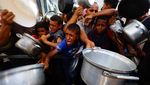 Potret Warga Palestina Padati Dapur Umum untuk Bertahan Hidup