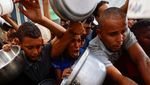 Potret Warga Palestina Padati Dapur Umum untuk Bertahan Hidup