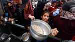 Potret Warga Palestina Padati Dapur Umum untuk Bertahan Hidup