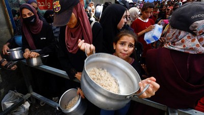 Potret Warga Palestina Padati Dapur Umum untuk Bertahan Hidup
